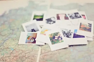 地図の上のフォトカード
