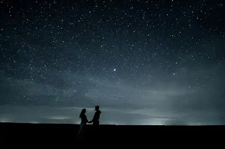 星空の下のカップル