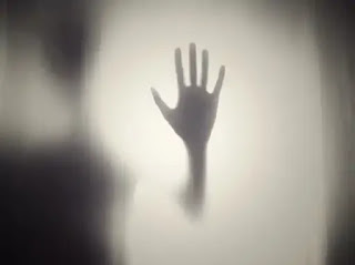 曇りガラス越しの手の平