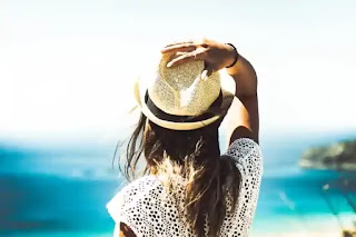 海を眺める女性の後ろ姿