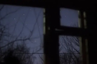 窓越しの星空