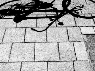 路面に映る自転車の影