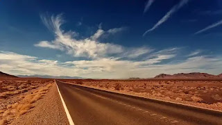 荒野の舗装道路
