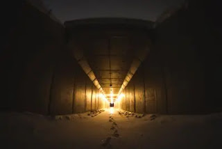 足跡が続いている先に光が見える写真