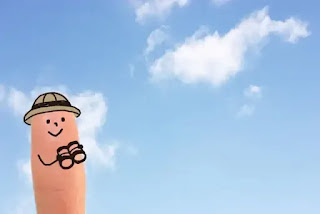 顔が書かれた親指