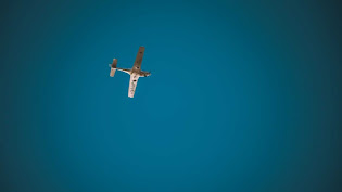 下から見上げた飛行機
