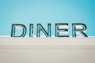 DINER と切り出された立体文字看板