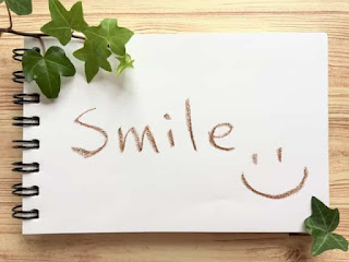 Smile と書かれた無地ノート