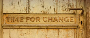 TIME FOR CHANGEと掘られた木製のドア