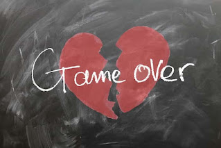 Game over という文字と半分に割れたハートのイラスト