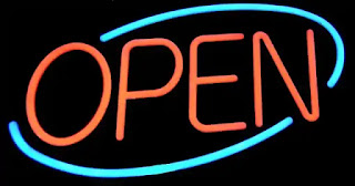 OPENと表示されている電子看板